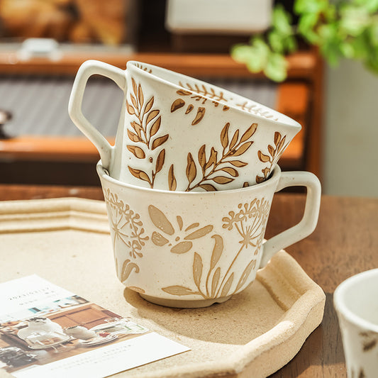 Porzellanbecher mit floralen Motiven